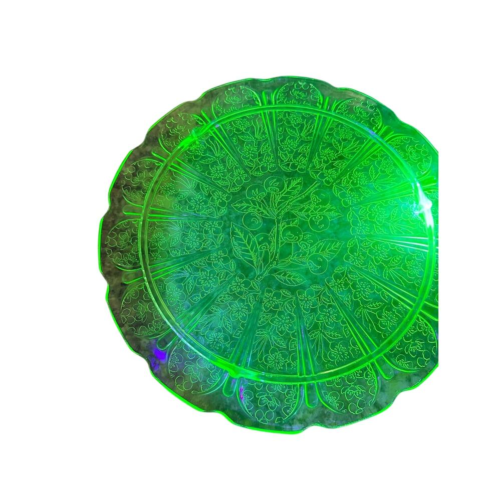 This beautiful Cake Plate is made out of depression/uranium glass.‎
